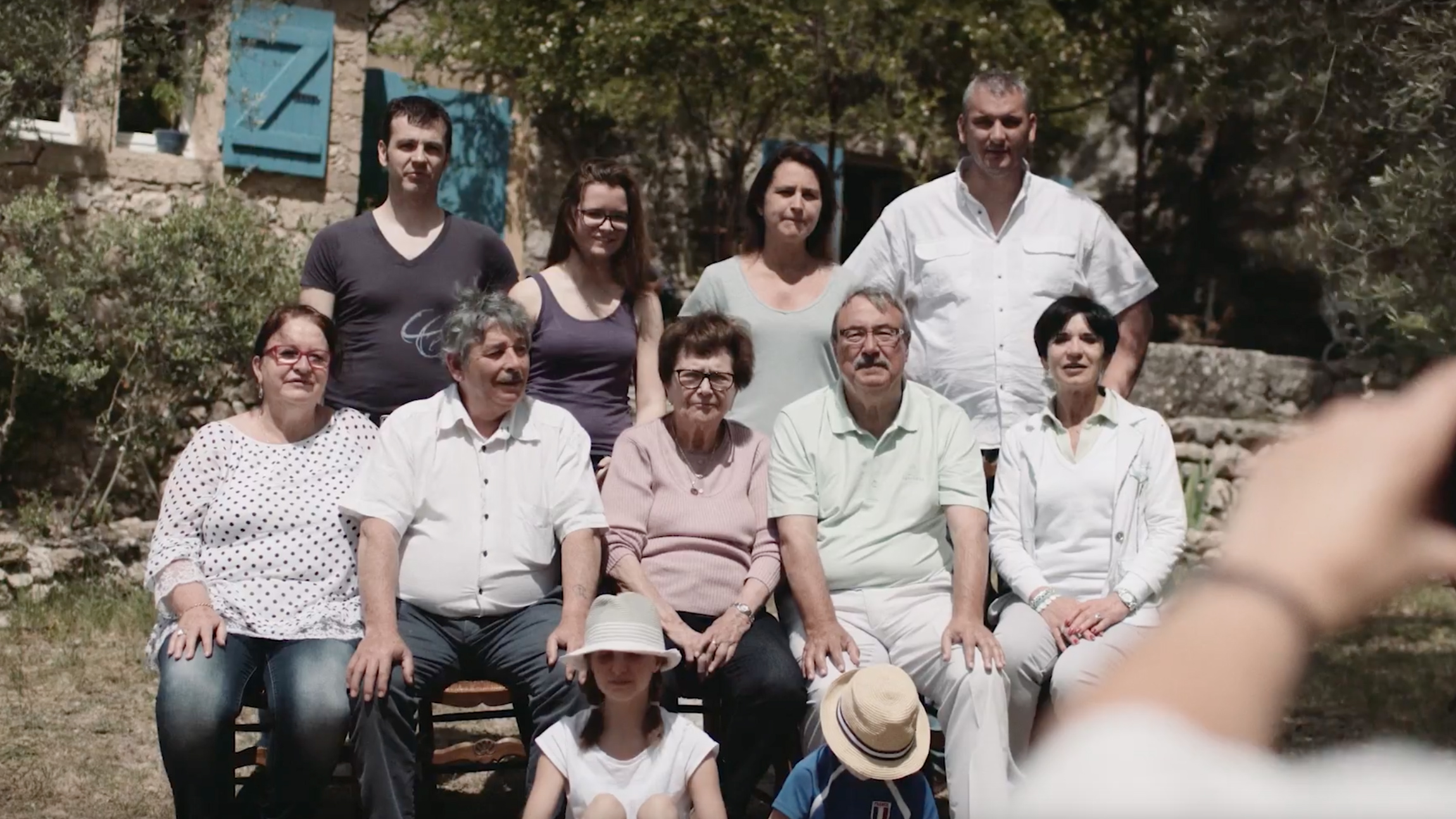 Personer fra ulike generasjoner samlet for et gruppebilde. (video)