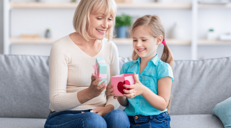 Une grand-mère offrant un cadeau à sa petite-fille