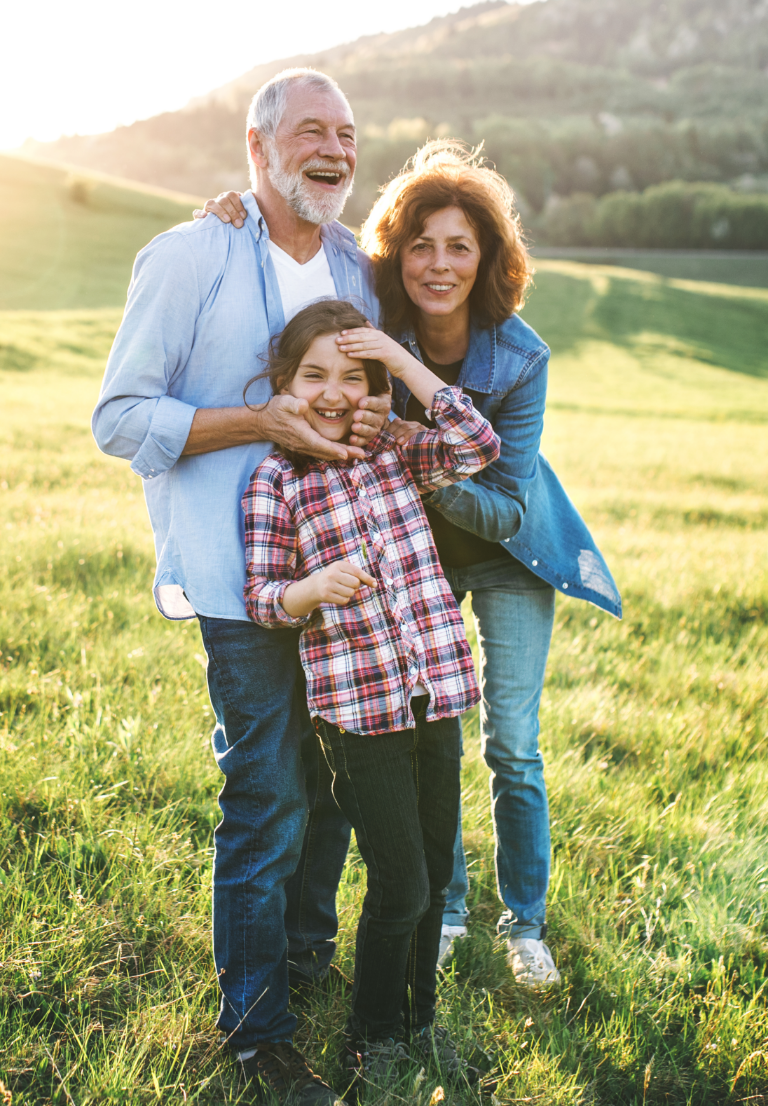 Ue jeune fille avec ses grands-parents qui s'amuse.