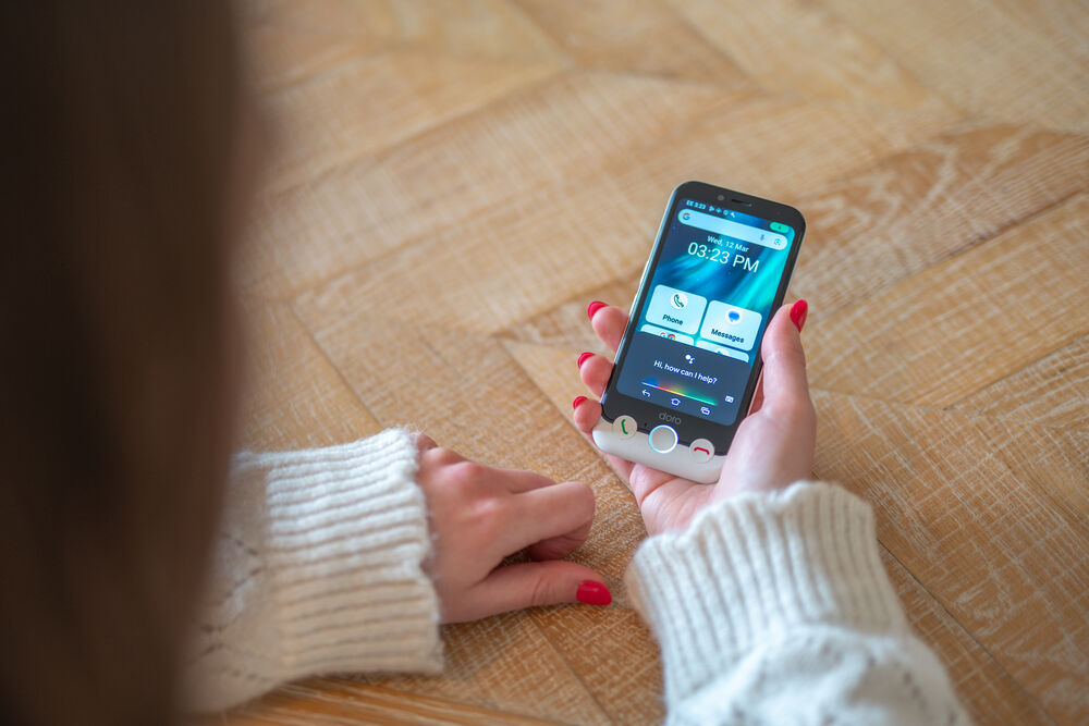 Senior qui utilise l'IA de son smartphone