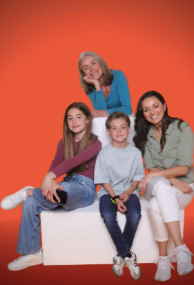 Image d'une famille allant des petits enfants, à la mère, jusqu'à la grand-mère.