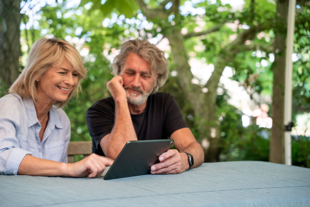 Des seniors qui apprennent à utiliser l'IA sur une tablette