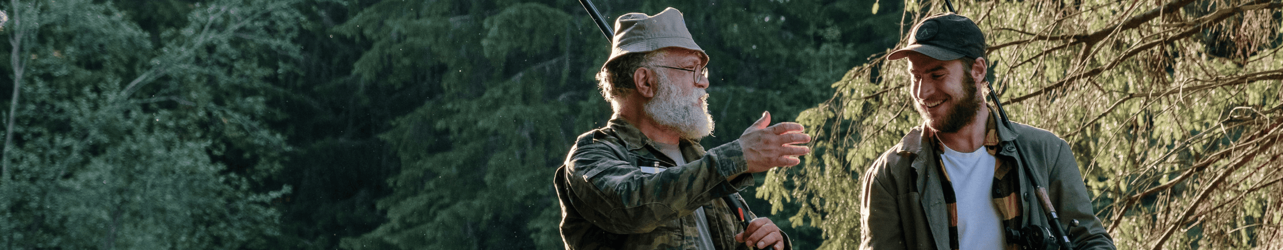 Un papa avec son propre père partant pêcher pour la fête des pères.