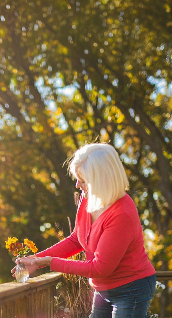 Une femme âgée profitant de l’arrivée du printemps