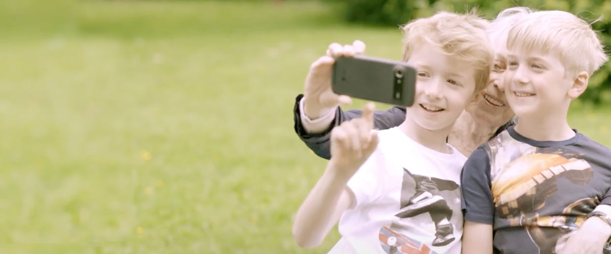 Kvinna tar selfie tillsammans med barnbarnen.