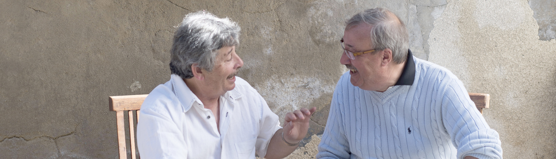 Twee vrienden in gesprek.