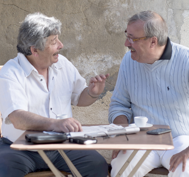 Twee vrienden in gesprek.