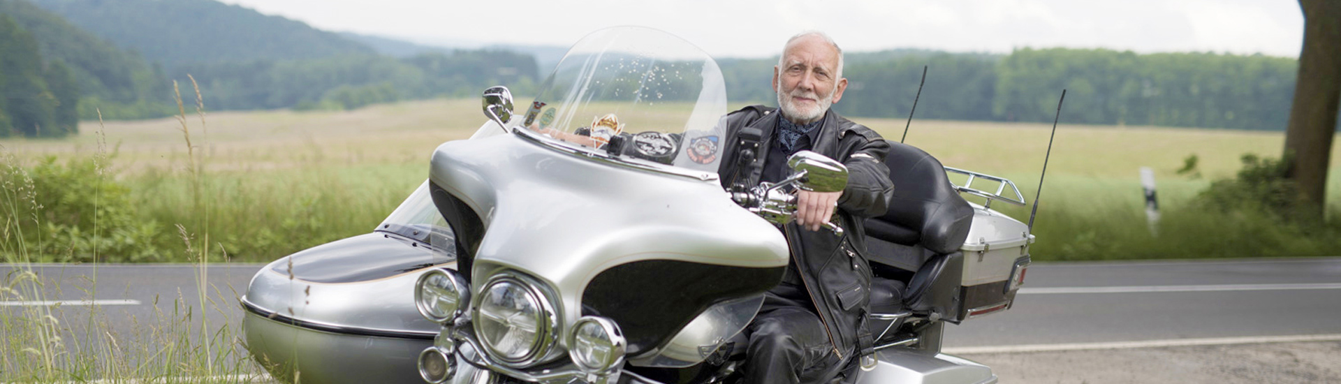 Uomo su una motocicletta con sidecar.