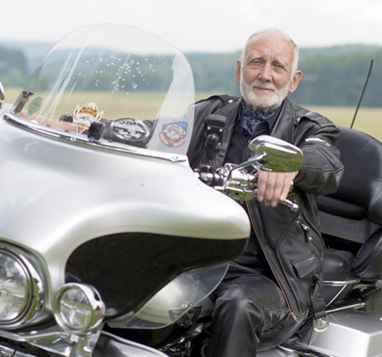 Man op een motorfiets met sidecar.