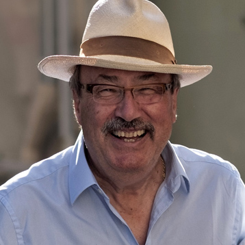 Philippe con un sombrero riendo.