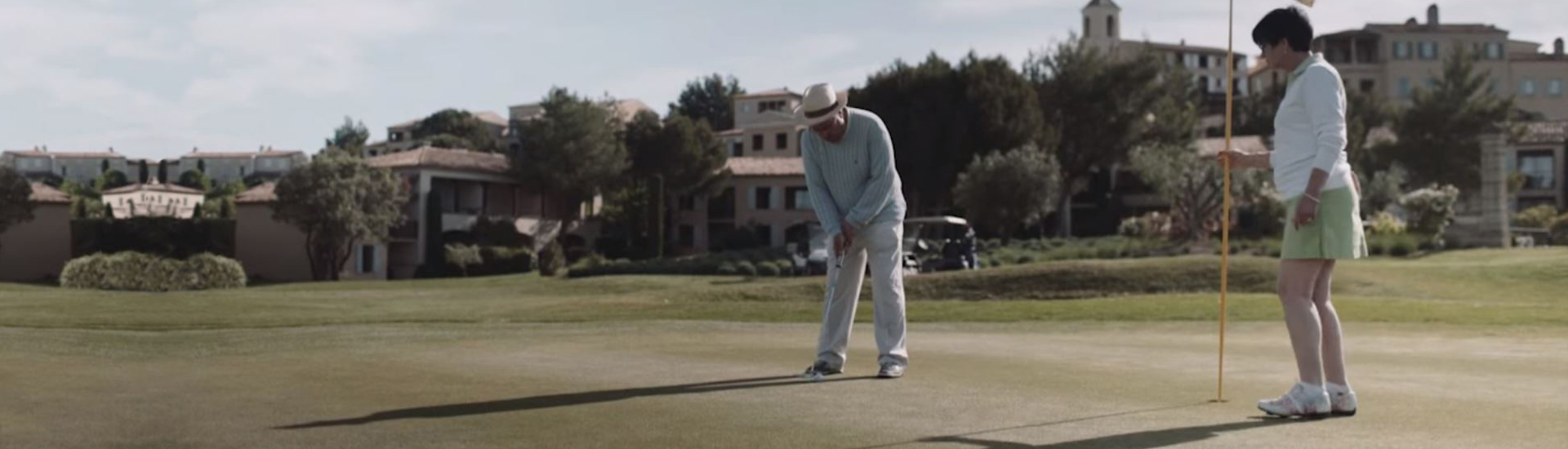 Paar auf einem Golfplatz.