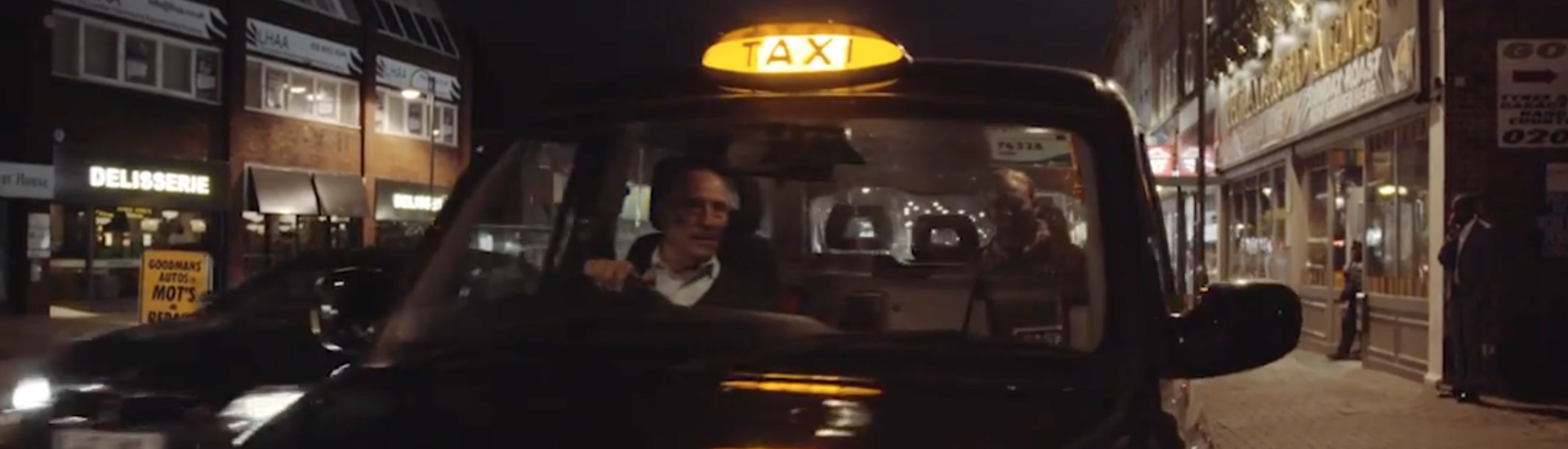 Taxista cobrando el trayecto.