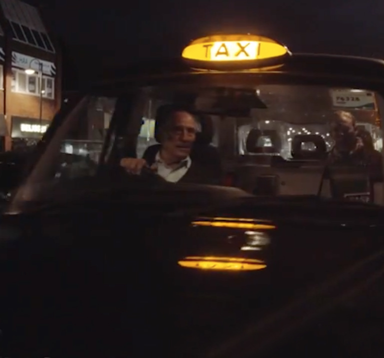 Taxifahrer, der eine Zahlung empfängt.