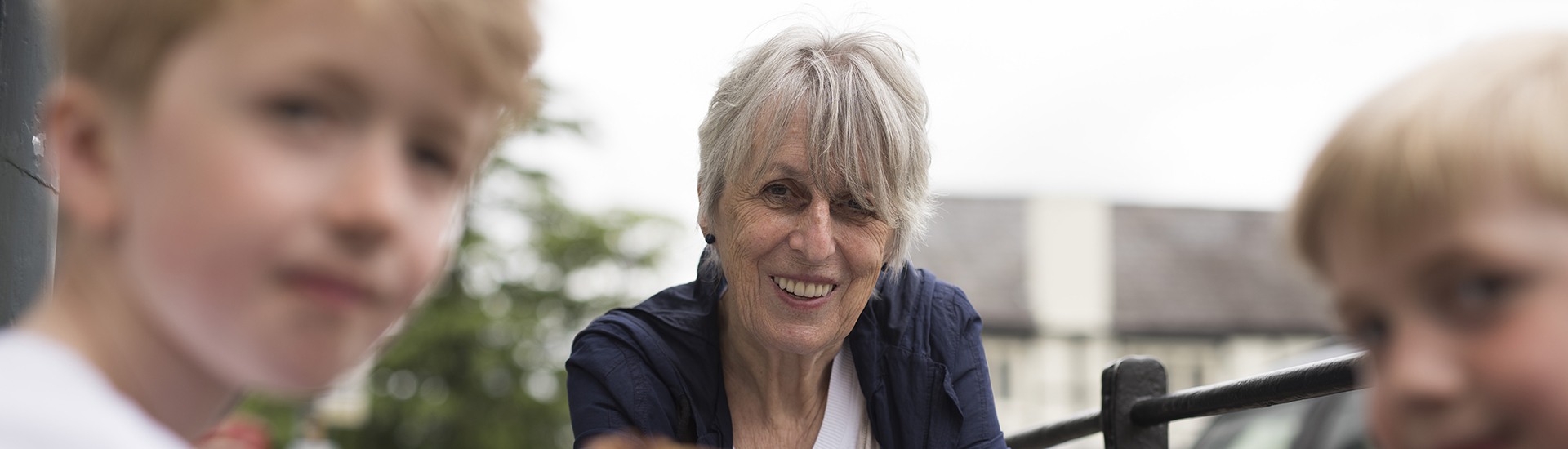 Leende kvinna med barn.
