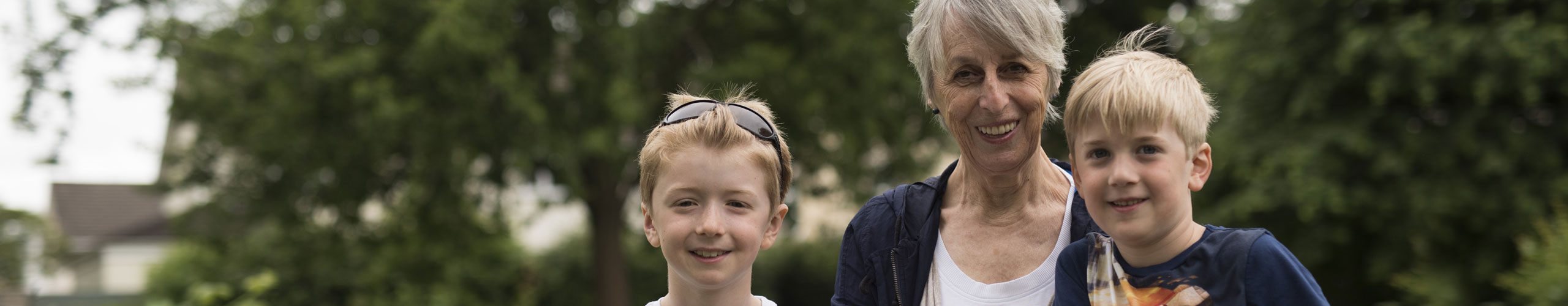 Lasse Holm ror en båt