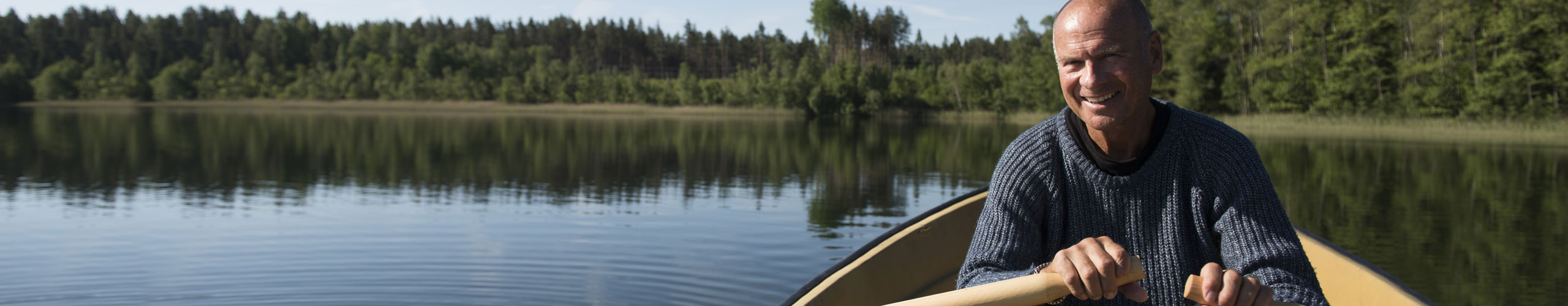 Lasse Holm rowing a boat on a lake. 