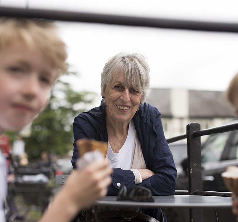 Femme souriant avec des enfants.