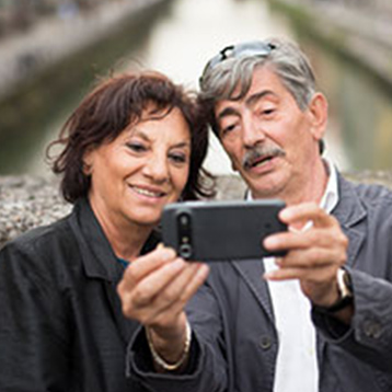 Par använder Doro-telefon på bro över flod.