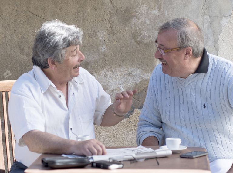 Dos amigos hablando.