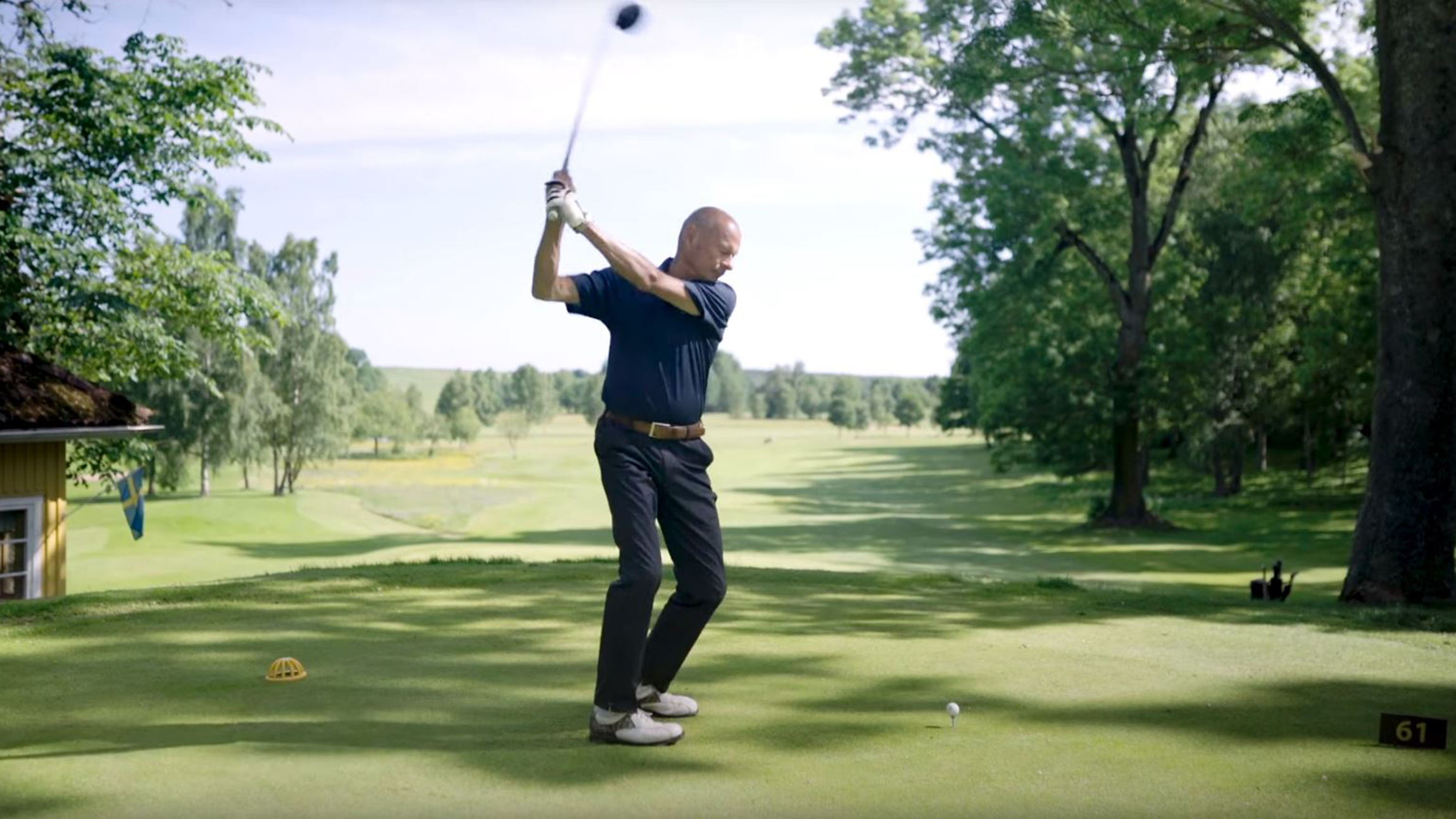 Lasse Holm playing golf. 