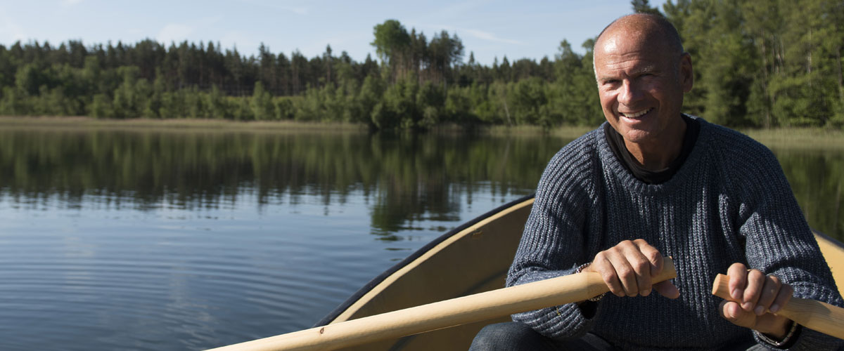 Lasse Holm ror en båt
