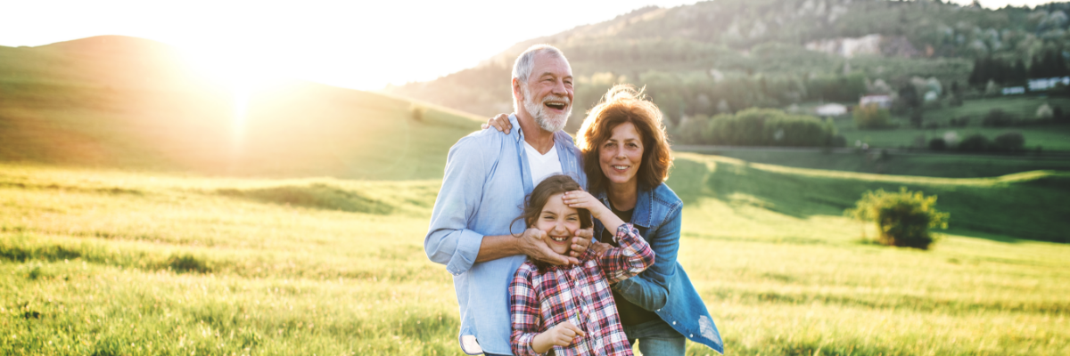 Ue jeune fille avec ses grands-parents qui s'amuse.