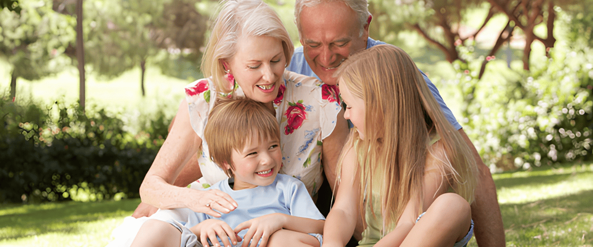 Des grands-parents avec leurs petits-enfants pendant l'été.