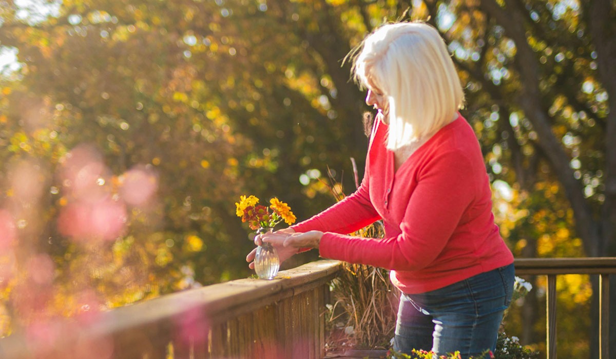 Une femme âgée profitant de l’arrivée du printemps
