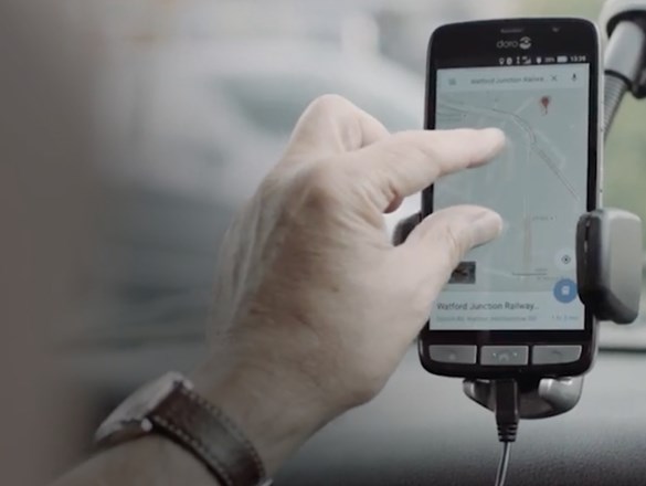 Nutzung von Google Maps auf einem Doro-Smartphone.
