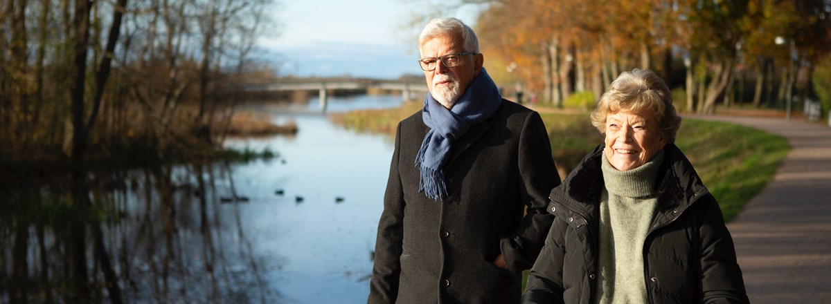 kvinna och man på promenad